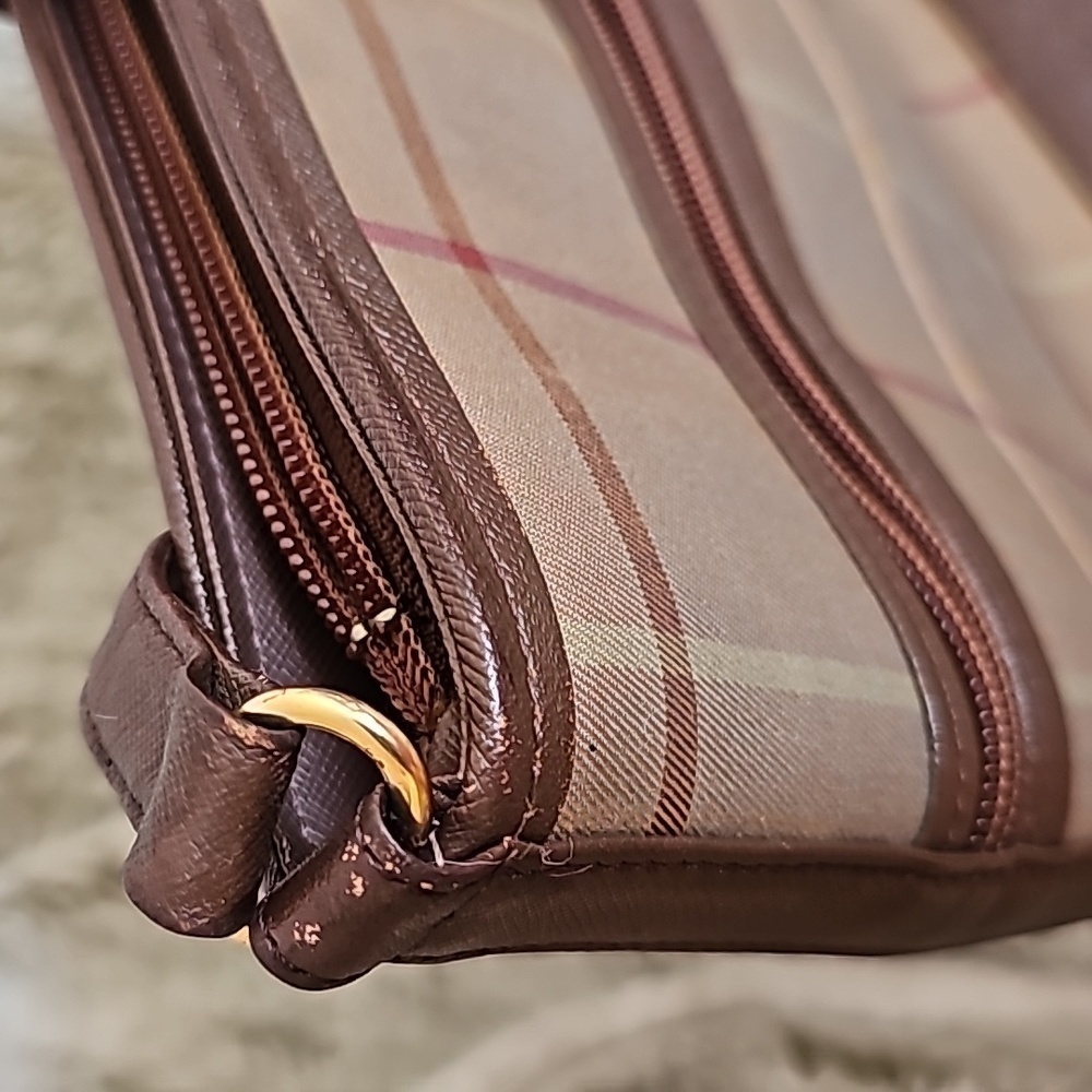 Burberrys Check Shoulder Bag - Picture 14 of 17